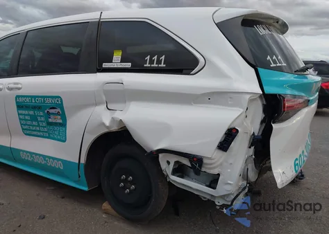 2021 Toyota Sienna Le z USA, uszkodzony, nr VIN 5TDKRKEC5MS014993